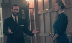 Commander Waterford (Joseph Fiennes) and Serena Joy (Yvonne Strahovski) in The Handmaid’s Tale