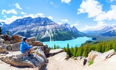 A teen hiker looks at Peyto Lake from Bow Summit in Banff National Park on the Icefields Parkway. The glacier-fed lake is famous for its bright turquo<br>PB2157 A teen hiker looks at Peyto Lake from Bow Summit in Banff National Park on the Icefields Parkway. The glacier-fed lake is famous for its bright turquo