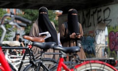 Niqab wearers hand out flyers