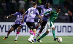 Estêvão Willian (right) dribbles past several Independiente del Valle players in the Copa Libertadores