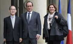 French President Francois Hollande (C) poses with Hoesung Lee (L), the new president of the Intergovernmental Panel on Climate Change (Groupe d'experts intergouvernemental sur l'evolution du climat, GIEC), and Valerie Mason Delmotte, the new co-president of the GIEC, as he welcomes them at the Elysee Presidential Palace in Paris on October 15, 2015. AFP PHOTO / ERIC FEFERBERGERIC FEFERBERG/AFP/Getty Images