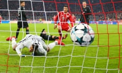 Bayern Muenchen v Paris Saint-Germain - UEFA Champions League<br>MUNICH, GERMANY - DECEMBER 05: Corentin Tolisso of Bayern Muenchen scores his sides third goal past Alphonse Areola of PSG during the UEFA Champions League group B match between Bayern Muenchen and Paris Saint-Germain at Allianz Arena on December 5, 2017 in Munich, Germany. (Photo by Alexander Hassenstein/Bongarts/Getty Images)