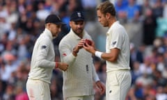 Joe Root, Jimmy Anderson and Stuart Broad of England inspect the ball during the fifth Test.