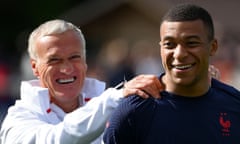 TOPSHOT-FBL-FRA-NATIONS-LEAGUE-TRAINING<br>TOPSHOT - France's head coach Didier Deschamps (L) jokes with France's forward Kylian Mbappe during a training session in Clairefontaine-en-Yvelines on May 30, 2022 as part of the team's preparation for the upcoming UEFA Nations League. (Photo by FRANCK FIFE / AFP) (Photo by FRANCK FIFE/AFP via Getty Images)