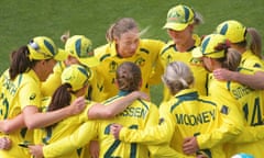 Meg Lanning leads the Australian team huddle at the 2022 ICC Women's Cricket World Cup.