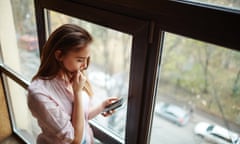 Worried girl reading sms in smartphone<br>HAFGMA Worried girl reading sms in smartphone