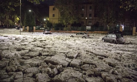 Severe thunderstorm covers Rome in hail and floods - video