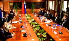 Secretary-General of the Pacific Islands Forum Henry Puna (2nd R) holds a meeting with Chinese Foreign Minister Wang Yi (3rd L) in Fiji's capital city of Suva as part of Wang’s marathon tour of the region.