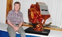 John Harries in 1999 with the Haloe instrument that flew in orbit for almost 15 years on Nasa’s Upper Atmosphere Research Satellite