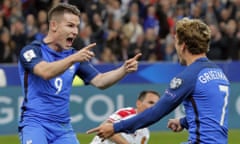 France’s Kevin Gameiro, left, celebrate scoring his side’s 4th goal with his teammate Antoine Griezman during a World Cup qualifying soccer match between France and Bulgaria at the Stade de France in Saint Denis, north of Paris, Friday, Oct. 7, 2016. (AP Photo/Michel Euler)