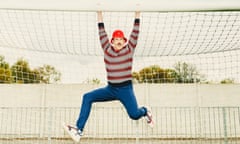 Jason Sudeikis hanging from a goal post