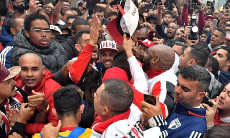 Wild scenes as São Paulo fans welcome new signing Dani Alves – video