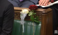 A white and red rose lie on Jo Cox's empty seat in the House of Commons