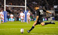 England v New Zealand, international rugby union match, Twickenham Stadium, London. 29/11/08. Pic Tom Jenkins. Dan Carter kicks another penalty.