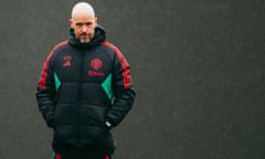 Erik ten Hag watches Manchester United in training