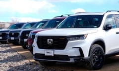 Honda Pilot and Passport SUVs at a dealership.