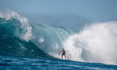 Man surfing wave, Waimea Bay, North Shore, Oahu, Hawaii, United States<br>FTXNWR Man surfing wave, Waimea Bay, North Shore, Oahu, Hawaii, United States