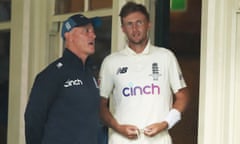 England’s Joe Root with Graham Thorpe during the fourth Ashes Test in Sydney