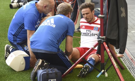 Hamburg's Nicolai Müller ruptures knee ligament celebrating goal – video