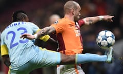 Galatasaray's Dutch midfielder Wesley Sneijder, right, v Astana