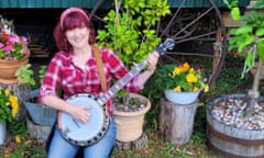 Lois pryce with her banjo