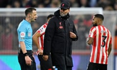 Jürgen Klopp talks to Stuart Attwell after the match