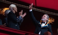 Billy Crystal waves as he is applauded by Dionne Warwick