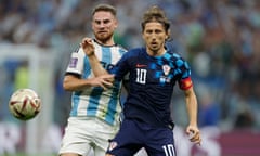 Alexis Mac Allister and Luka Modric battle for the ball during the semi-final.
