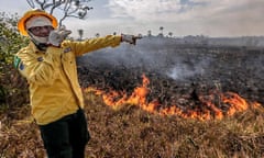 BRAZIL-MANICORE-AMAZON-FIRE<br>(190828) -- MANICORE, Aug. 28, 2019 (Xinhua) -- A worker of the Brazilian Institute of the Environment and Renewable Natural Resources points at the damage caused by a fire in Manicore, the state of Amazonas, Brazil on Aug. 26, 2019. BRAZIL OUT (Gabriela Biro/Agencia Estado/Handout via Xinhua)