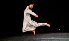 Aakash Odedra in Nritta, part of Rising by Aakash Odedra Company @ Curve Leicester. (Opening 25-05-2021) ©Tristram Kenton 05-21 (3 Raveley Street, LONDON NW5 2HX TEL 0207 267 5550 Mob 07973 617 355)email: tristram@tristramkenton.com