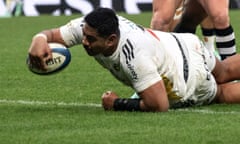 Will Skelton dives across the line to score for La Rochelle against Leicester