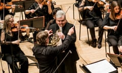 Esa-Pekka Salonen, left, conducts Richard Watkins (horn), right and the Philharmonia Orchestra playing Mark-Anthony Turnage’s Towards Alba @ Royal Festival Hall. (Opening 16-01-20) ©Tristram Kenton 01/20 (3 Raveley Street, LONDON NW5 2HX TEL 0207 267 5550 Mob 07973 617 355)email: tristram@tristramkenton.com