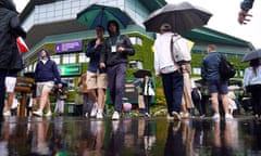 Wimbledon spectators in rain