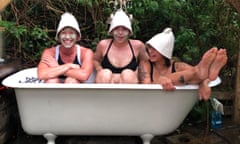 Luna Wilds guests in an outdoor tub.