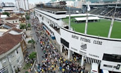 ***BESTPIX*** Football Legend Pele Funeral<br>SANTOS, BRAZIL - JANUARY 02: Mourners queue outside Vila Belmiro stadium awaiting to pay their respects to Brazilian football legend Pelé during his funeral on January 02, 2023 in Santos, Brazil. Brazilian football icon Edson Arantes do Nascimento, better known as Pele, died on December 29, 2022 aged 82 after a battle with cancer in Sao Paulo, Brazil. The three-time World Cup champion with Brazil is considered one of the greatest football legends of all time. (Photo by Wagner Meier/Getty Images) ***BESTPIX***