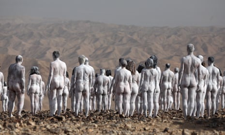 Hundreds strip off near Dead Sea for latest nude Spencer Tunick shoot – video