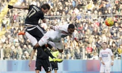 Carpi v Juventus - Italian Serie A<br>Football Soccer - Carpi v Juventus - Braglia stadium, Modena, Italy- 20/12/15  -  Juventus' Mario Mandzukic heads the ball to score past Carpi's Gabriel Silva.  REUTERS/Alessandro Garofalo      TPX IMAGES OF THE DAY