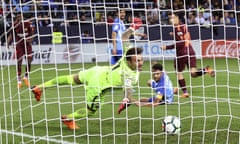 Philippe Coutinho scores Barcelona’s second goal against Málaga.