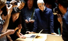 Apple introduces new updated products<br>epaselect epa05606203 Tim Cook, CEO of Apple Inc., looks on as guests inspect the new MacBook Pro computer shown in a demo room, following the announcement of new products at the Apple Headquarters in Cupertino, California, USA, 27 October 2016.  EPA/TONY AVELAR