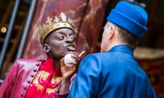 Sarah Amankwah (Henry V) and Colin Hurley in Henry V or Harry England by The Globe Ensemble @ Shakespeare's Globe.
(Opening 10-05-19)