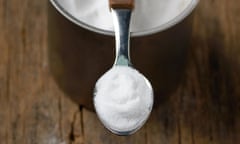 Spoonful of sodium bicarbonate on old wood table<br>FDADN0 Spoonful of sodium bicarbonate on old wood table