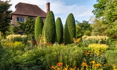 Sissinghurst Castle, Kent. The Cottage Garden in high summer<br>E7DEXY Sissinghurst Castle, Kent. The Cottage Garden in high summer