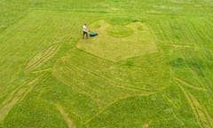 Chris Naylor, lawn artist, creating a picture of Wilbur the penguin.