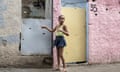 Uma menina indica buracos da bala na sua casa em Complexo do Alemão, Rio de Janeiro. 