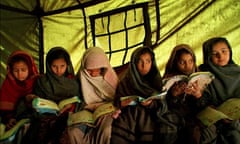 MDG : Pakistani  girls study in a tent school in Chham, Pakistan