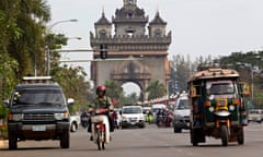 MDG : UNCTAD report on LDC : Traffic travels past the Victory Monument in Vientiane, Laos