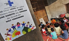 A volunteer from Kindernothilfe with child survivors of the 2005 earthquake in Sumatra