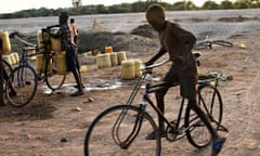 MDG : Drought in Turkana, Kenya : Children collect water in dry bed of the Turkwel river at Kalokol