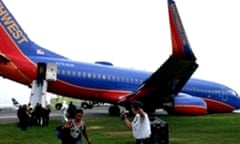 Plane touches down without landing gear at LaGuardia - video