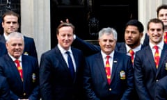 Manu Tuilagi does 'bunny ears' behind David Cameron during photo op - video